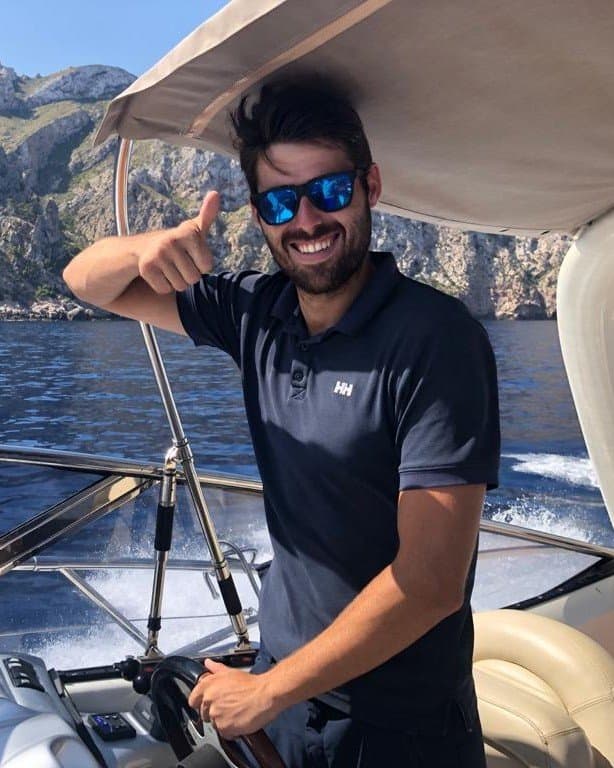 Toni, fundador de Blue Mediterranean, frente a la Serra de Tramuntana